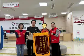 锦旗背后：一个社区与一个困难家庭的暖心故事图片