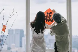00后夫妻各回各家过年做父母的孩子：都是独生子女，不愿任何一方父母孤单视频封面