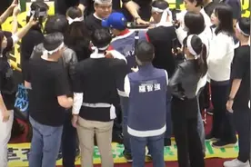 台媒：台立法机构继续审查改革“法案”，蓝绿民意代表启动“布条大战”图片