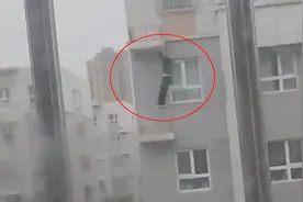 库尔勒一男子疑忘带钥匙徒手从顶楼翻进屋，邻居：年轻人胆子大，摔下去肯定没命视频封面