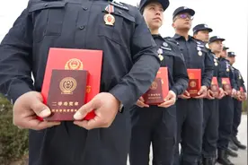 他对女儿说：“这是爸爸的勋章，不疼的！”图片