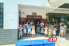 湖南化工职院与郴州安仁县深塘村共建乡村振兴共享书屋图片