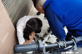 心疼！4岁男童手卡电动车链条，有娃的家长请注意……图片