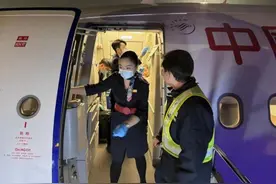 航班提前到达！只因救治断指女孩图片
