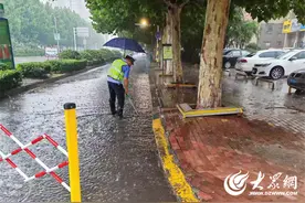 微山交警暴雨中执勤保畅通图片