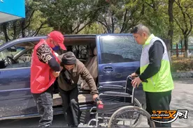 独居老人突发疾病急需送医  社工变身陪护员暖心照料图片