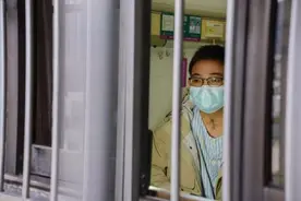 母亲减重20斤割肾救子，儿子换上新肾后说的第一句话是……图片