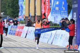 近5万跑友竞跑福州马拉松 埃塞俄比亚选手包揽男子前三名图片