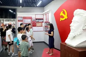 当一位出境游领队成为烈士纪念馆讲解员图片