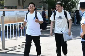考生出考场，与陪考父母相视一笑顿感无比轻松图片