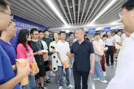 北航京杭两地三校园喜迎万余名新生图片