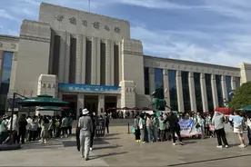 半个月6万元的研学团，“孩子坐在路边玩手机”图片