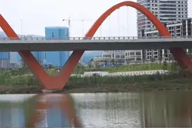 跑完五千米再游一百米 “蓝衣大哥”你这纵身一跃真帅图片