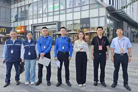 让城市“颜值”靓起来！深圳龙华“执”播聚焦规范共享单车停放问题图片
