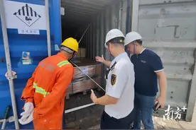绿色通道全程护航！汕头首“锂”危货出港图片