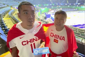 😤新加坡父子全程现场支持男篮：全力以赴 不留遗憾 冲进奥运会！视频封面