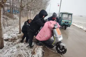 电动车失控扎进沟底，平度温馨校车驾驶员暖心救助图片
