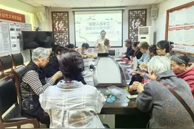 退管人员走进手工趣味课堂图片