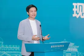 每人10万元！雷军回母校武汉大学发放100万“雷军卓越奖学金”图片