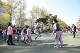 课间10分钟，除了上厕所不能随意活动？深度调查→图片