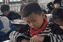 “00后”老师的小纸条火了！网友：这是独属于他们的瞬间图片