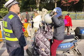 图说|安全无小事！帽子不能代替头盔图片