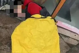 寒冷雨天真暖心 快递小哥救人不留名图片