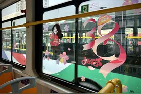 “花”开一路、爱满车厢，12路公交打造“女神节”主题车厢图片