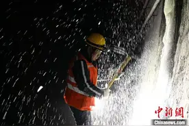 （新春走基层）破冰行动守护春运 吕梁山打冰青年军为铁路隧道“拔牙除刺”图片
