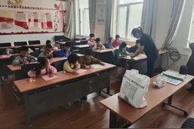 大港街道开元里社区：瓶盖变废为宝 垃圾分类更有创意图片