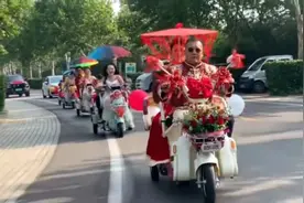 山东小伙骑电动车接新娘，有人停车围观送祝福，新人：感觉特别好图片