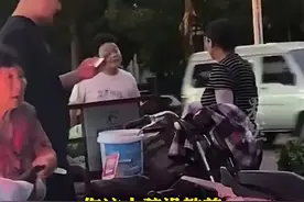 男孩买到烂瓜找摊主赔钱，“事实摆在眼前还在狡辩什么”，最终男孩获赔10元图片