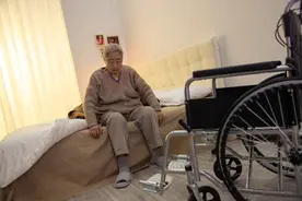 相比家政阿姨，护理员叔叔更受欢迎｜记者过年图片
