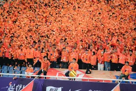 图集|泰山0：3不敌成都蓉城，泰山和成都球迷全场对抗斗法图片