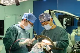 上海九院神经外科成功为患者实施“脑起搏”，梅杰综合征患者自如睁开双眼图片