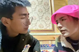 “向云端~山那边……” 正在扫地的她，一开口就很治愈图片