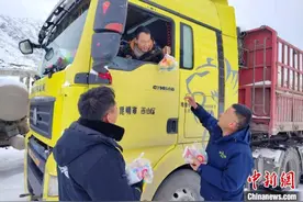 四川甘孜州多地出现持续降雪 多部门联动保畅图片