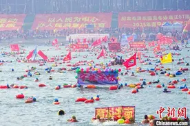3000余名“泳士”畅游南宁邕江迎新年图片