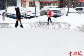 寒潮来袭 乌鲁木齐降雪降温图片