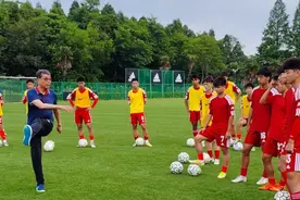 根宝基地大年初四全国海选新苗，徐根宝携大弟子高洪波“一生一世”搞足球！图片
