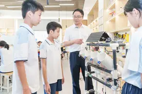 全国教育系统先进工作者万飞：开拓创新，勇当教育改革先行者图片
