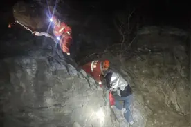 Qnews|一对母子登山游玩天黑迷路被困 北京门头沟消防携带救援物资快速搜救图片