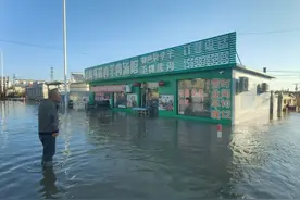 多地出现海水倒灌  气象专家：与风暴潮叠加天文大潮有关图片
