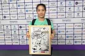 “看到我的猛烈进攻了！”拿到手绘画，乒乓球残疾人运动员黄文娟连连称赞图片