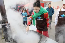 一口炫掉海鲜烩杠子头！青岛市崂山区王哥庄百年大集热闹开集图片