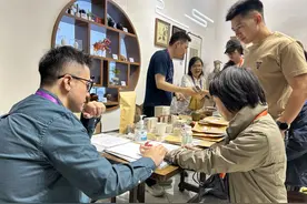 海派中医亮相进博：穴位敷贴、一指禅……体验者直呼“就是这里痛”图片