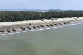 昼夜不息，两栖突击训练战味浓！第74集团军某旅组织跨昼夜上下登陆舰训练图片