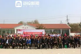 在敬老院里，为老人们拍下一张“爱的全家福”图片
