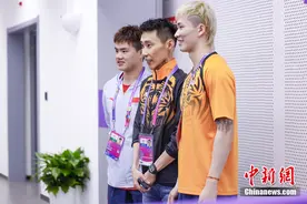 李宗伟现身亚运会羽毛球赛场 引来选手合影留念图片