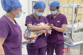 26天精心治疗护理，新生儿科医护助早产宝宝重回父母怀抱图片